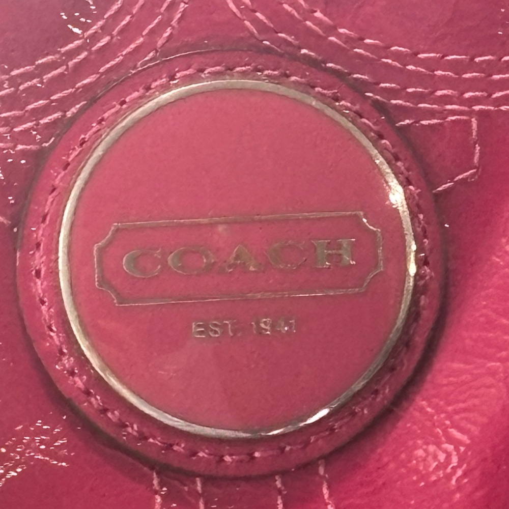 โจ COACH Berry Pink Signature Patent Leather Tote - Iconic stitched "C" pattern - Picture 15 of 16